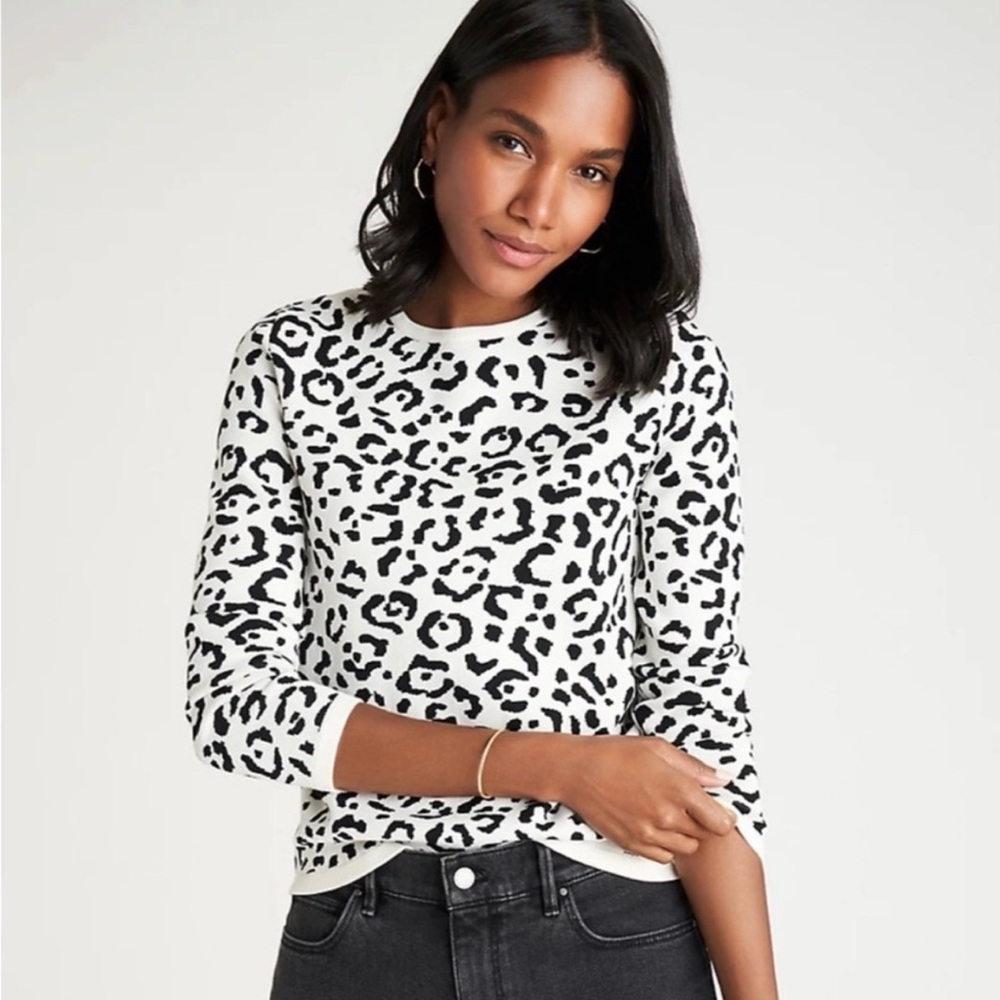 Ann Taylor White and Black Leopard Print Crewneck Sweater size xxs